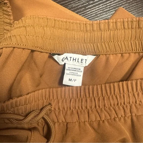 Athleta Promenade Wide
Leg Elastic Waist Cargo Pants
Walnut Brown Medium Petite - Picture 6 of 9